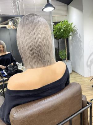 ホワイトベージュ　ハイライト　デザインカラー　ケアブリーチ