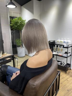 ホワイトベージュ　ハイライト　デザインカラー　ケアブリーチ
