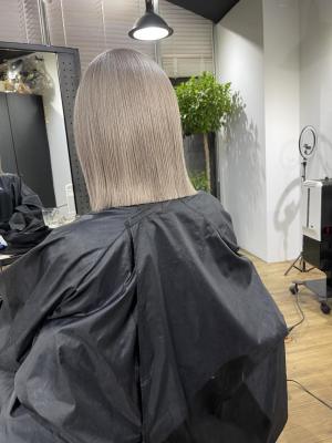 ホワイトベージュ　ハイライト　デザインカラー　ケアブリーチ