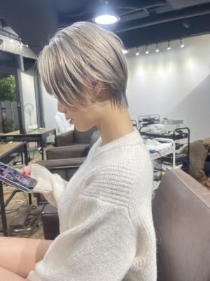 ホワイトベージュ　ハイライト　デザインカラー　ケアブリーチ