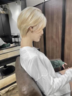 ホワイトベージュ　ハイライト　デザインカラー　ケアブリーチ