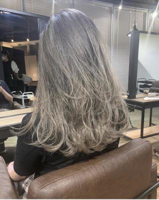 ホワイトベージュ　ハイライト　デザインカラー　ケアブリーチ