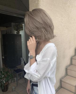 ホワイトベージュ　ハイライト　デザインカラー　ケアブリーチ