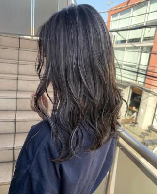 ホワイトベージュ　ハイライト　デザインカラー　ケアブリーチ