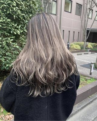 ホワイトベージュ　ハイライト　デザインカラー　ケアブリーチ