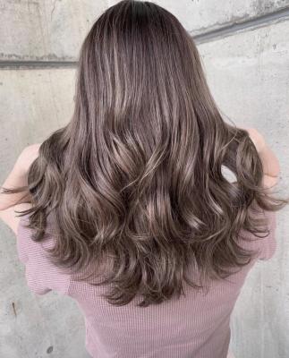 ホワイトベージュ　ハイライト　デザインカラー　ケアブリーチ