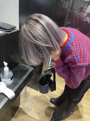 ホワイトベージュ　ハイライト　デザインカラー　ケアブリーチ