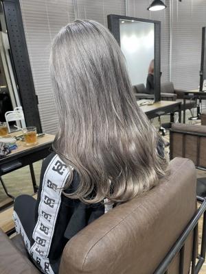 ホワイトベージュ　ハイライト　デザインカラー　ケアブリーチ