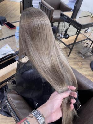 ホワイトベージュ　ハイライト　デザインカラー　ケアブリーチ