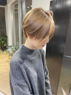 ホワイトベージュ　ハイライト　デザインカラー　ケアブリーチ