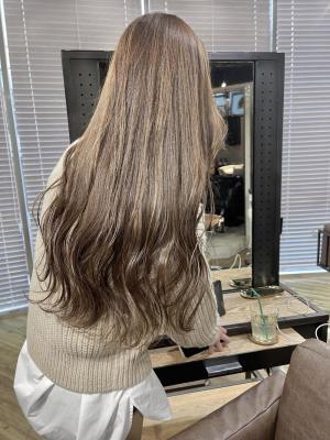 ホワイトベージュ　ハイライト　デザインカラー　ケアブリーチ