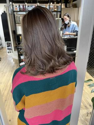 ホワイトベージュ　ハイライト　デザインカラー　ケアブリーチ