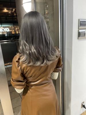 ホワイトベージュ　ハイライト　デザインカラー　ケアブリーチ