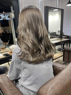 ホワイトベージュ　ハイライト　デザインカラー　ケアブリーチ