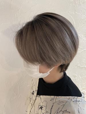 ・ハンサムショートグレージュハイライトタンバルモリ裾カラーのイメージ画像