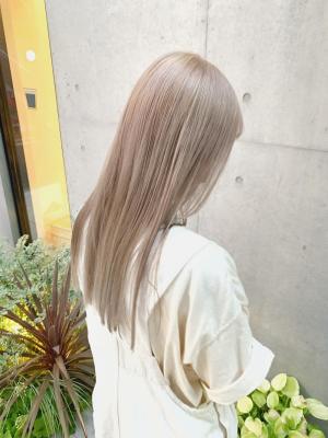 ボブウルフ　ブルージュ　シアーグレージュ　センター分けボブ