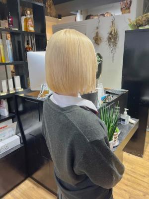 ボブウルフ　ブルージュ　シアーグレージュ　センター分けボブ