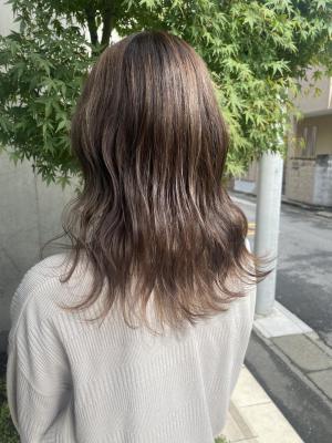 明るめベージュ×ハイライト