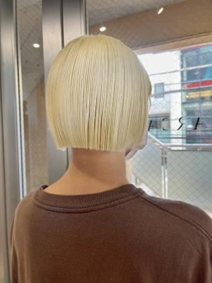 ボブウルフ　ブルージュ　シアーグレージュ　センター分けボブ