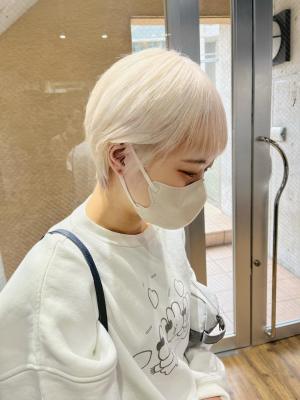 ボブウルフ　ブルージュ　シアーグレージュ　センター分けボブ