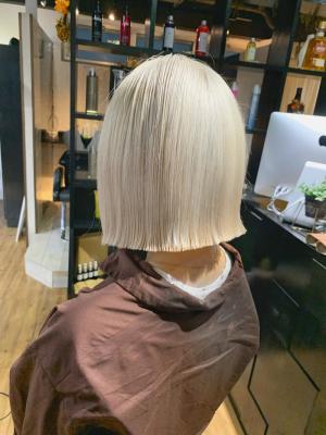 ボブウルフ　ブルージュ　シアーグレージュ　センター分けボブ