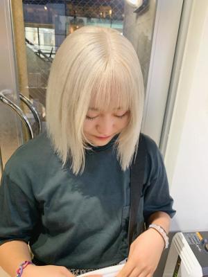 ボブウルフ　ブルージュ　シアーグレージュ　センター分けボブ