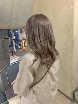 ミルクティーベージュ　グレージュ　ハイトーン