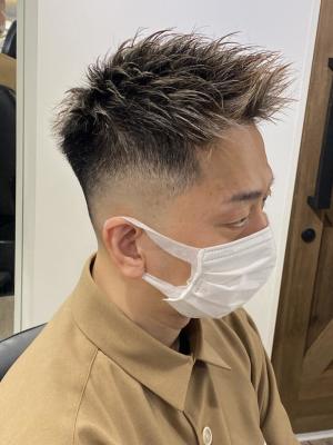イケオジ メンズ白髪ぼかしハイライト ホワイトメッシュ イケオジ メンズ白髪ぼかしハイライト ホワイトメッシュのイメージ画像