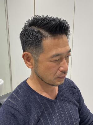 イケオジ サイドパートポンパドール 40代メンズヘア イケオジ サイドパートポンパドール 40代メンズヘアのイメージ画像