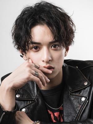 メンズヘア整形スパイラルパーマ波巻きツイストメンズパーマ髪型