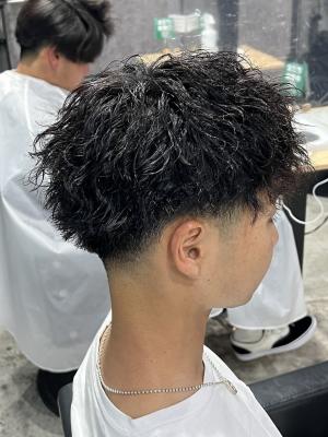 メンズヘア整形スパイラルパーマ波巻きツイストメンズパーマ髪型 メンズヘア整形スパイラルパーマ波巻きツイストメンズパーマ髪型のイメージ画像