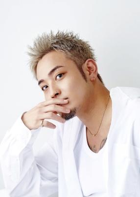 メンズヘア整形スパイラルパーマ波巻きツイストメンズパーマ髪型 メンズヘア整形スパイラルパーマ波巻きツイストメンズパーマ髪型のイメージ画像