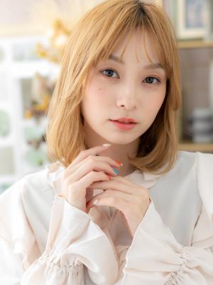 韓国風ブロンドへア前下がりエアストレート　金髪ボブ