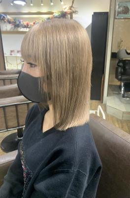 ホワイトグレージュ コンマヘア くすみカラー グレージュ