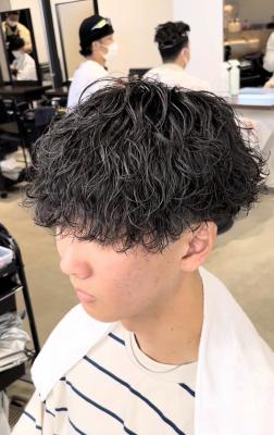 メンズヘア整形スパイラルパーマ波巻きツイストメンズパーマ髪型 メンズヘア整形スパイラルパーマ波巻きツイストメンズパーマ髪型のイメージ画像