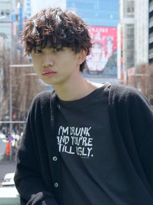 メンズヘア整形スパイラルパーマ波巻きツイストメンズパーマ髪型 メンズヘア整形スパイラルパーマ波巻きツイストメンズパーマ髪型のイメージ画像