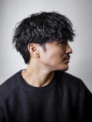 メンズヘア整形スパイラルパーマ波巻きツイストメンズパーマ髪型 メンズヘア整形スパイラルパーマ波巻きツイストメンズパーマ髪型のイメージ画像