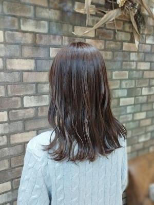 大人かわいいくびれミディ艶々グレージュカラー/ウェット
