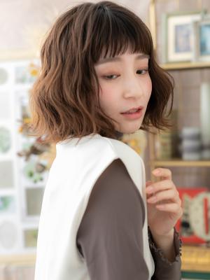オン眉大人かわいいくせ毛風エアリーミディ　プラチナグレージュ