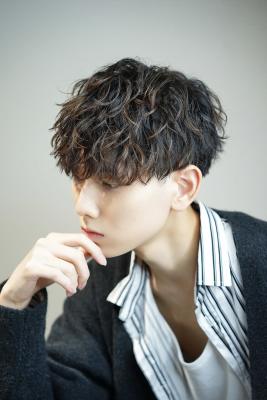 メンズヘア整形スパイラルパーマ波巻きツイストメンズパーマ髪型 メンズヘア整形スパイラルパーマ波巻きツイストメンズパーマ髪型のイメージ画像