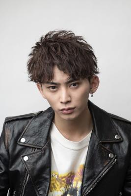 メンズヘア整形スパイラルパーマ波巻きツイストメンズパーマ髪型 メンズヘア整形スパイラルパーマ波巻きツイストメンズパーマ髪型のイメージ画像