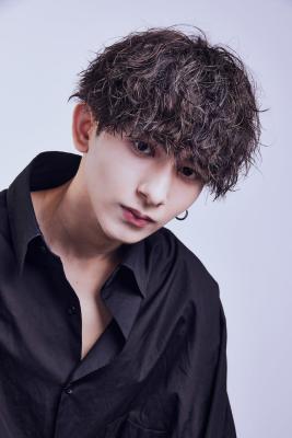 メンズヘア整形スパイラルパーマ波巻きツイストメンズパーマ髪型 メンズヘア整形スパイラルパーマ波巻きツイストメンズパーマ髪型のイメージ画像