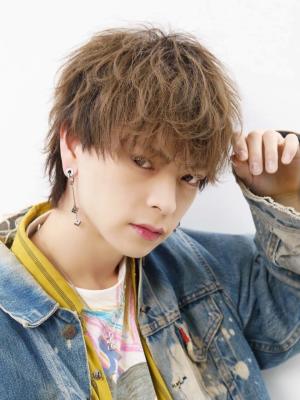 メンズヘア整形スパイラルパーマ波巻きツイストメンズパーマ髪型 メンズヘア整形スパイラルパーマ波巻きツイストメンズパーマ髪型のイメージ画像
