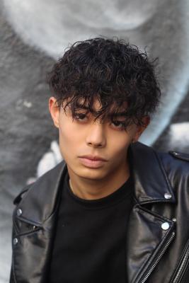 メンズヘア整形スパイラルパーマ波巻きツイストメンズパーマ髪型 メンズヘア整形スパイラルパーマ波巻きツイストメンズパーマ髪型