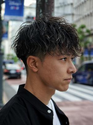 メンズヘア整形スパイラルパーマ波巻きツイストメンズパーマ髪型 メンズヘア整形スパイラルパーマ波巻きツイストメンズパーマ髪型のイメージ画像