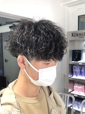 メンズヘア整形スパイラルパーマ波巻きツイストメンズパーマ髪型 メンズヘア整形スパイラルパーマ波巻きツイストメンズパーマ髪型のイメージ画像