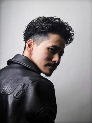 メンズヘア整形スパイラルパーマ波巻きツイストメンズパーマ髪型 メンズヘア整形スパイラルパーマ波巻きツイストメンズパーマ髪型のイメージ画像