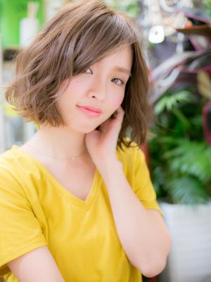 斜めバングくせ毛風ゆるふわ小顔前下がりボブ　波巻き