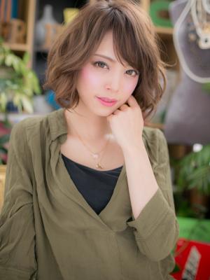 外国人風大人ハイライトゆるふわ前下がりボブ　波巻き