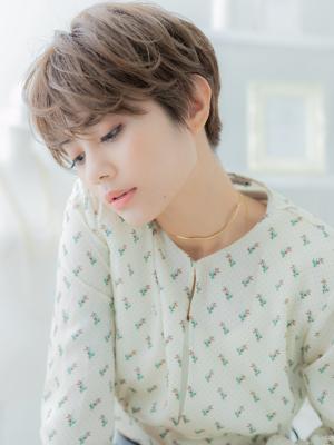 外国人風大人ハイライト小顔くせ毛ショート　マッシュヘアー
